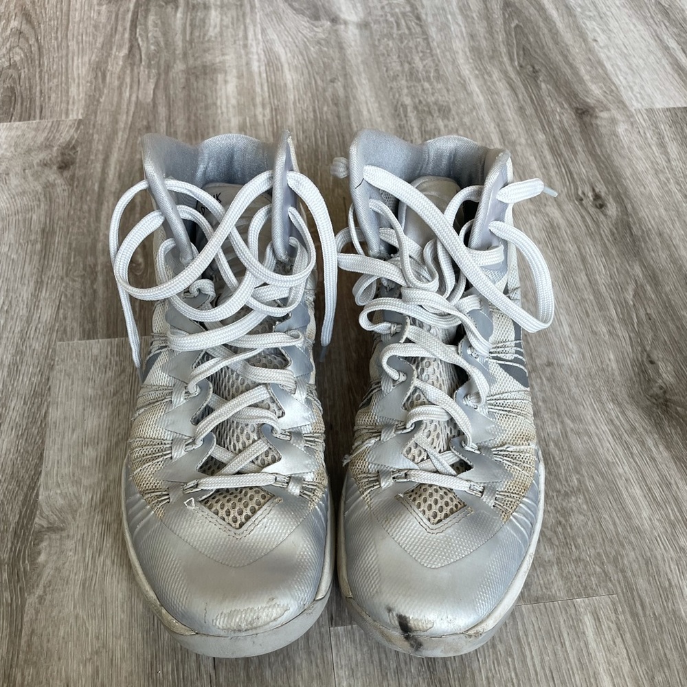 Nike Hyperdunk men’s basketball shoes. Size 9.5
